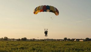 parachute larguant des tracts du poème liberté en campagne