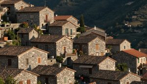 village ligure perché avec ruelles en pierre sous lumière naturelle
