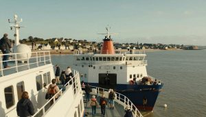 ferry partant de Saint-Malo vers Guernesey sous lumière naturelle